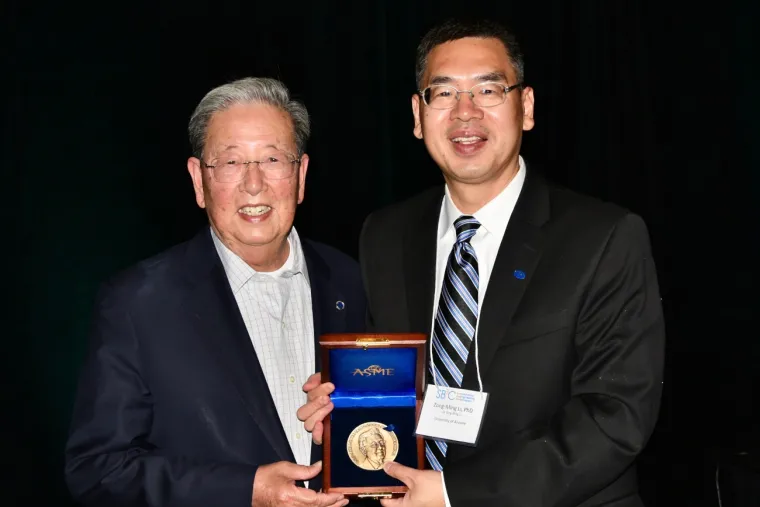 Dr. Zong-Ming Li (right) and Savio L-Y. Woo (left)